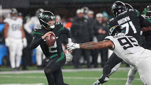 New York Jets QB Zach Wilson escapes pass rush against Jacksonville Jaguars